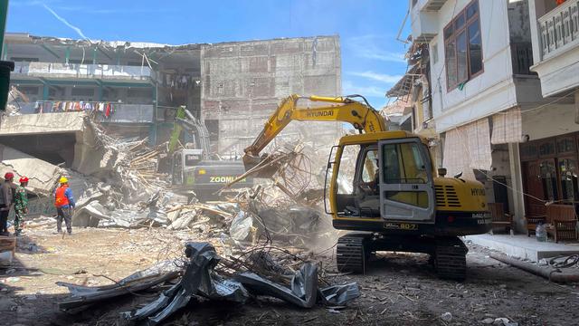 Tim SAR Gabungan Terus Cari Korban Hilang Reruntuhan Bangunan Ponpes Al Khoziny Sidoarjo