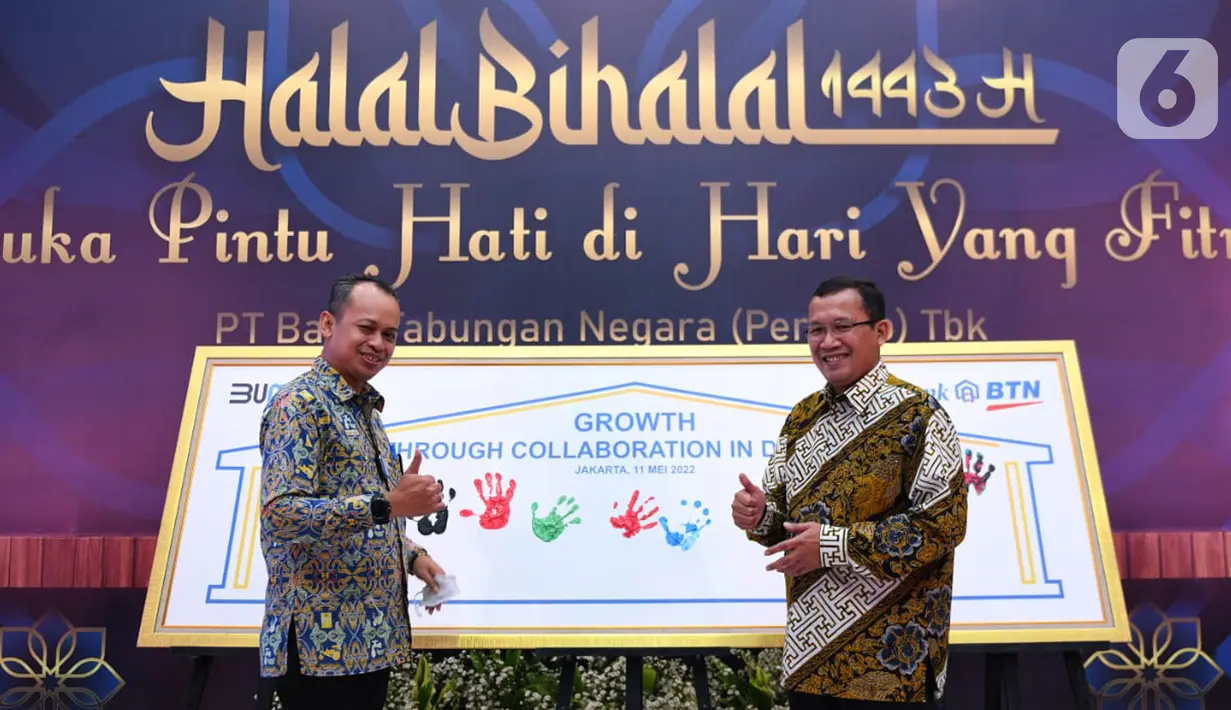 Direktur Utama Bank BTN Haru Koesmahargyo berbincang dengan Dirjen Perumahan Kementerian PUPR Iwan Suprijanto usai menyaksikan pembubuhan cap telapak tangan pada acara Halal Bihalal Bank BTN di Jakarta Rabu (11/5/2022). Pembubuhan cap telapak tangan merupakan simbolik dari komitmen Bank BTN dan dukungan stakeholder guna mencapai pembiayaan rumah subsidi 200.000 unit di tahun 2022. (Liputan6.com/HO/BTN)