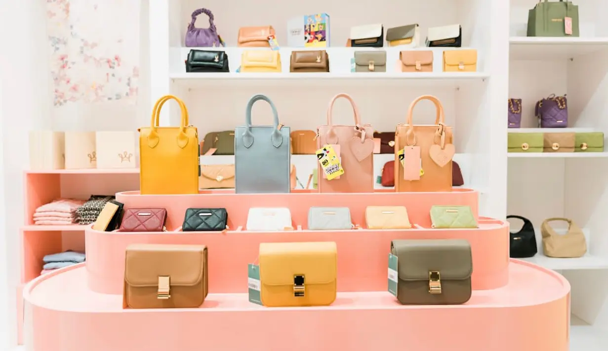 Dalam store tersebut, ada berbagai pilihan model dan warna dari earttone, pastel, bright yang bisa dicocokan dengan pakaian lebaranmu. Agar tampilan lebih maksimal. Credit: Merché
