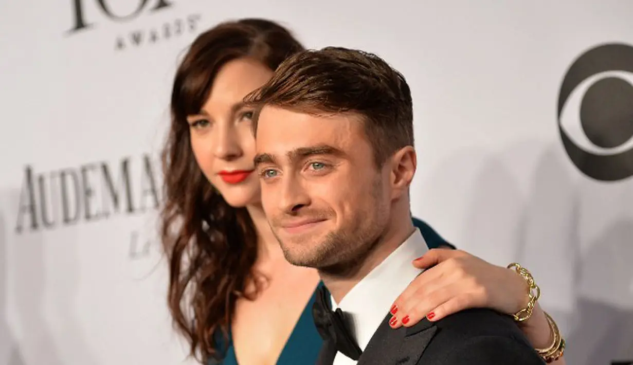 Soal berita pertunangan mereka memang belum dikonfirmasi secara resmi oleh Daniel dan Erinnya sendiri. Terkait kebenaran informasinya pun belum bisa dipastikan. (AFP/Bintang.com)