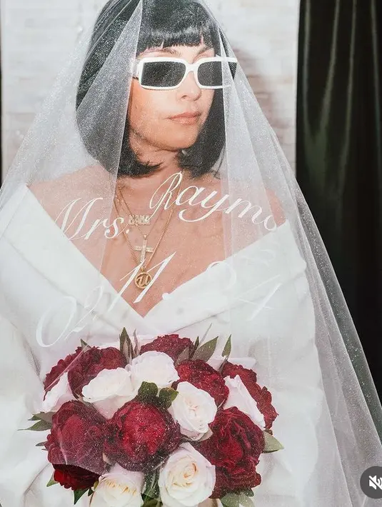 Menariknya, Goicoechea mengenakan veil yang bertuliskan "Mrs. Raymond" di samping tanggal pernikahan mereka, "02.11.24", yang disulam di bagian depan.  [@usher]