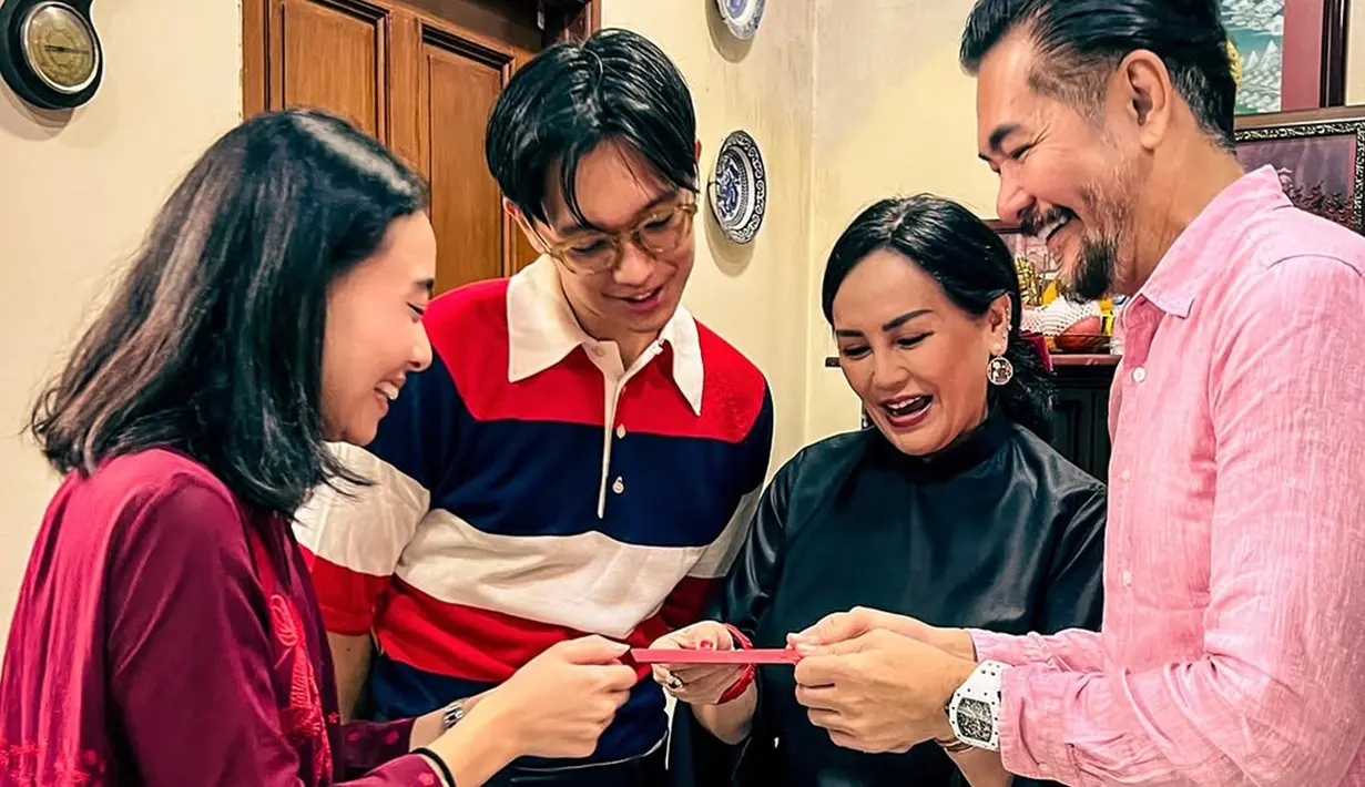 Di balik kebahagiaan itu, Ferry juga mengungkapkan rasa rindu kepada putrinya, Brenda Nabilla Salim. Setiap perayaan Imlek, Brenda tidak bisa berkumpul bersama mereka karena berada di luar negeri. Sudah tiga tahun berturut-turut ia tidak dapat merayakan Imlek bersama keluarga sejak lulus kuliah di Inggris pada tahun 2022 lalu. (Liputan6.com/IG/@ferrysal1m)