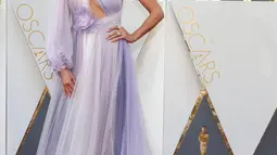 Supermodel Heidi Klum memilih gaun warna lavender, aksen cutout di dada dan ornamen bunga besar di pundak dan pinggang yang terlihat mengganggu, saat berpose di red carpet Piala Oscar 2016 di Hollywood, California, Minggu (28/2). (REUTERS/ Lucy Nicholson)