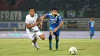 Bek Persebaya Surabaya, Mokhamad Syaifuddin, beradu cepat dengan gelandang Persib Bandung, Esteban Vizcarra, pada laga Liga 1 Indonesia di Stadion I Wayan Dipta, Bali, Jumat (18/10). Persib menang 4-1 atas Persebaya. (Bola.com/Aditya Wany)