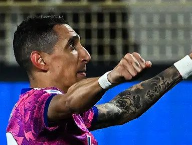 Pemain Juventus Angel Di Maria melakukan selebrasi usai mencetak gol ke gawang Spezia pada pertandingan sepak bola Liga Italia di Stadion Alberto-Picco, La Spezia, Italia, 19 Februari 2023. Juventus mengalahkan Spezia dengan skor 2-0. (ANDREAS SOLARO/AFP)