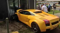 Rayakan Ultah, Banteng Kuning Malah 'Seruduk' Rumah