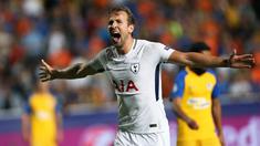 Penyerang Tottenham Hotspur, Harry Kane mencetak hattrick saat melawan APOEL Nicosia pada grup H Liga Champions di stadion GSP, Nicosia, Siprus (26/9). Spurs menang 3-0. (AP/Petros Karadjias)