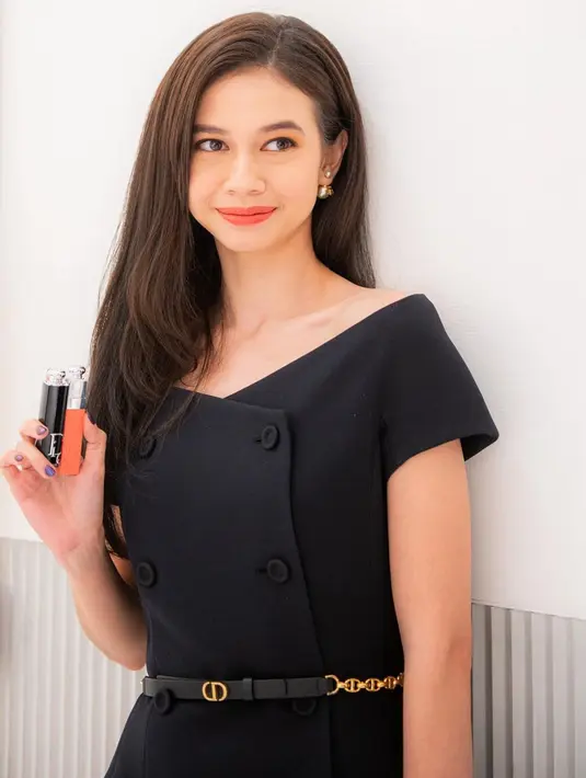 Tidak hanya tampil sebagai tamu, Yuki Kato pun turut menjajal salah satu produk edisi terbatas Dior Beauty, yakni Dioriviera Cushion dan new Dior Addict Lip Tint. (instagram/yukikt)