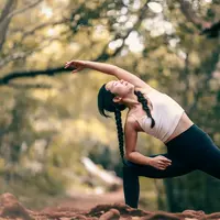 Rutinitas mobility 10 menit untuk melancarkan sirkulasi darah, meredakan kaku, dan menjaga sendi tetap sehat. (Foto:Luemen Rutkowski/Unsplash)