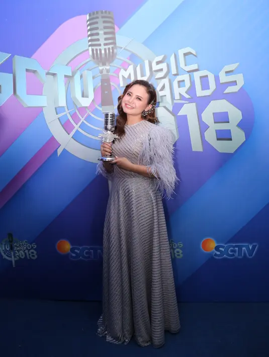 Di SCTV Music Awards 2018, Rossa menang sebagai Penyanyi Solo Wanita Paling Ngetop. Di sisi lain, untuk kategori Penyanyi Solo Pria Paling Ngetop berhasil dimenangkan oleh Virgoun. (Adrian Putra/Bintang.com)