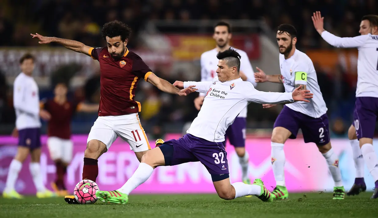 Pemain AS Roma, Mohamed Salah (kiri), berebut bola dengan pemain Fiorentina, Facundo Roncaglia, pada laga Serie A Italia di Stadion Olimpico, Roma, Sabtu (5/3/2016) dini hari WIB. (AFP/Filippo Monteforte)