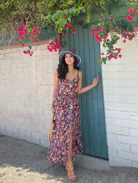 Meski usianya telah memasuki kepala lima, namun pesona awet muda selalu tersemat dalam sosok Diah Permatasari. Saat jalan-jalan di Los Angeles, bintang sinetron Lola & Liliput ini tampak memakai dress bunga-bunga yang ramai. Topi bundar juga tak pernah ketinggalan menyempurnakan gaya kecenya. (Liputan6.com/IG/@dps_diahpermatasari)