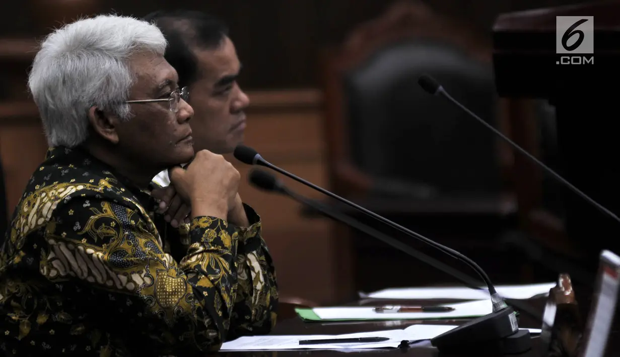 Prof. DR. Koerniatmanto mendengar tanggapan majelis hakim saat sidang Pengujian UU No. 19 Tahun 2003 tentang BUMN di MK, Jakarta, Rabu (18/4). Majelis Hakim yang dipimpin Anwar Usman menunda sidang hingga 2 Mei 2018. (Merdeka.com/Iqbal Nugroho)