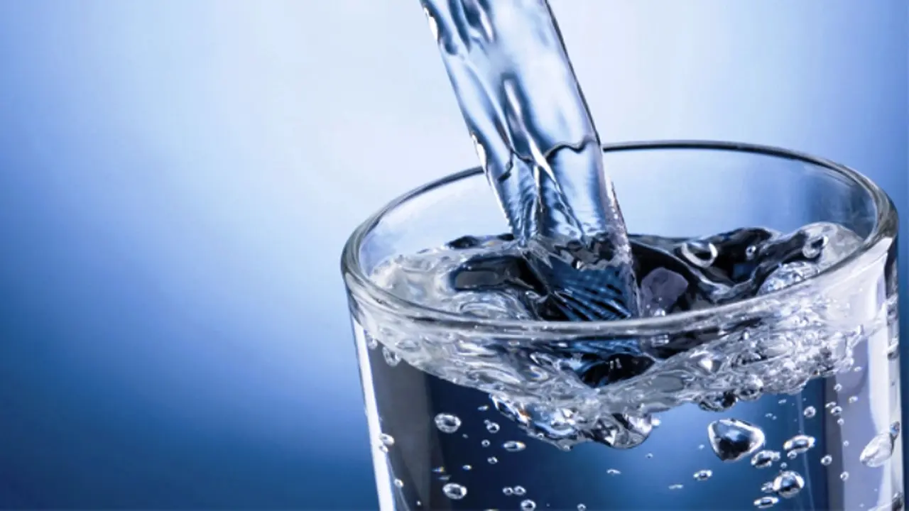 6 Pemahaman Salah Kaprah Soal Minum Air Putih  