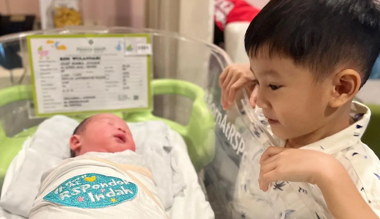 Nord menyambut kehadiran adiknya. Kelahiran Clef Kiora Julian melengkapi kebahagiaan rumah tangga Rinni Wulandari dan Jevin Julian. Sebelumnya, pasangan yang menikah sejak tahun 2o17 silam itu telah dikaruniai seorang anak laki-laki yang pada Februari lalu genap 5 tahun.[Instagram/rinni_w]