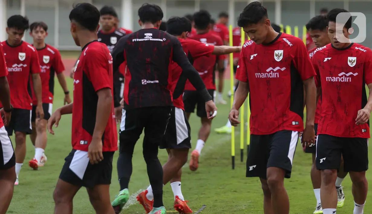 Terdapat beberapa pemain yang belum terlihat bergabung dalam latihan perdana kali ini di antaranya Kakang Rudianto, Hokky Caraka, Rafael Struick, Ivar Jenner, Tim Geypens, Dion Markx, dan Adrian Wibowo. (Liputan6.com/Helmi Fithriansyah)