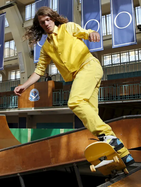 Aksi model pria menggunakan skateboard saat tampil memperagakan busana dan aksesoris koleksi Jimmy Choo di London, Inggris, Senin (15/6/2015). (REUTERS/Suzanne Plunkett)