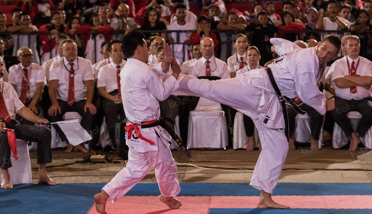 Meskipun kalah dari karateka Jepang,  Karen Fujimura, namun penampilan karateka Denmark, Philip Carlsen tetap memukau. Melalui perpanjangan waktu Fujimara berhasil meraih gelar Grand Master. (Bola.com/Vitalis Yogi Trisna)