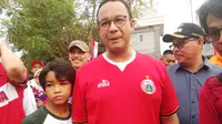 Gubernur DKI Jakarta Anies Baswedan saat merayakan HUT RI ke-74 di sekitar rumahnya Cilandak Barat, Jakarta Selatan. (Liputan6.com/Ika Defianti)