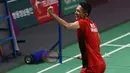Selebrasi pebulu tangkis Indonesia Jonatan Christie (kanan) usai menundukkan pebulu tangkis Jepang Kenta Nishimoto di semifinal Asian Games 2018, Jakarta, Senin (27/8). Selebrasi Jonatan membuat heboh penonton dan warganet. (AP Photo/Achmad Ibrahim)