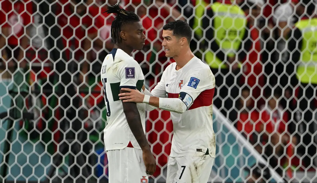 Rafael Leao(kiri)  kini berumur 23 tahun dan juga diyakini akan menggantikan posisi CR7 dalam waktu dekat. Dalam catatan Piala Dunia 2022, Leao tampil dalam semua laga, ia juga turut menyumbang dua gol untuk Portugal. Dalam liga domestik, pemain 23 tahun ini membela AC Milan di Serie A. Ia sudah memainkan 150 laga dan mengoleksi 36 gol serta 31 assist selama berseragam Rossoneri. Pada musim ini sendiri Leao sudah mencetak sembilan gol dan 10 assist. (AFP/Alberto Pizzoli)