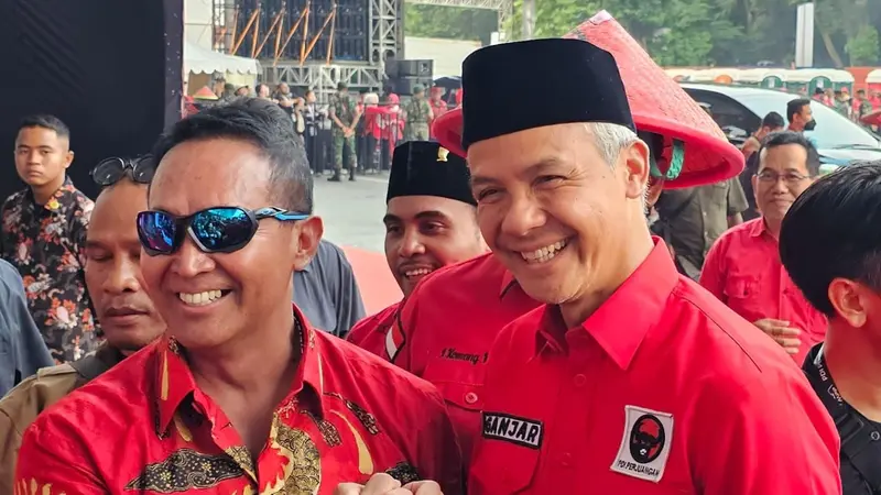 Mantan Panglima TNI Jenderal (Purn) Andika Perkasa dan Ganjar Pranowo saat menghadiri puncak perayaan Bulan Bung Karno