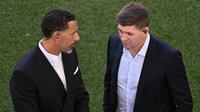 Mantan bek Inggris, Rio Ferdinand (kiri), dan mantan gelandang Inggris, Steven Gerrard, bekerja untuk televisi sebelum pertandingan final Liga Champions UEFA antara Inter Milan dan Paris Saint-Germain (PSG) di Munich, Jerman selatan pada 31 Mei 2025. (Kirill KUDRYAVTSEV/AFP)