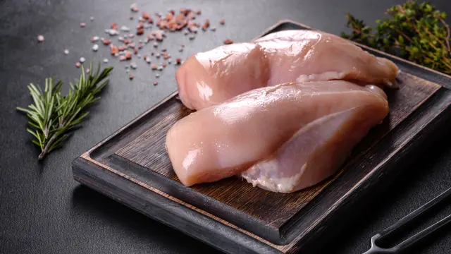 mengiris daging ayam