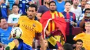 Gelandang Barcelona, Sergio Busquets mengontrol bola di depan Eden Hazard saat International Champions Cup 2015 di Landover, Maryland, Rabu (29/7/2015). Chelsea menang 4-2 lewat adu penalti, usai bermain imbang 2-2 waktu normal. (AFP/NICHOLAS KAMM)