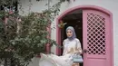 Outfit hijab dengan perpaduan warna yang tepat bisa menampilkan look yang super stylish. Lihat saja penampilan fashion blogger Indah Nada Puspita ini. (Instagram/indahnadapuspita).