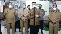 Gubernur Banten, Wahidin Halim, melakukan pertemuan dengan tiga kepala daerah dan Kapolres di Tangerang raya, untuk membahas penerapan PPKM Level 3 di wilayah tersebut (Liputan6.com / Pramita Tristiawati)