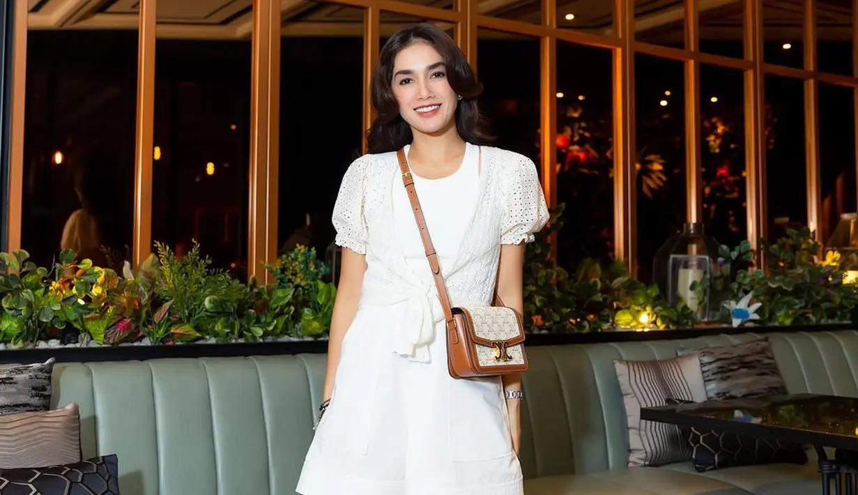Ussy Sulistiowati tampil simple dengan outfit serba putih dan tas mahal [@ussypratama]