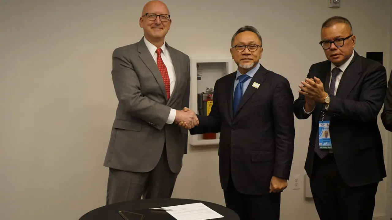 Menteri Perdagangan RI Zulkifli Hasan menyaksikan penandatanganan nota kesepahaman (MoU) antara perusahaan peralatatan dapur elektrik Indonesia dan Amerika Serikat (AS) pada, Kamis (25/5) di Detroit, AS