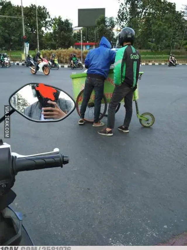 6 Aksi Driver Ojek Online saat Sepi Penumpang di Jalanan Ini Bikin Heran