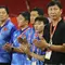 Kim Sang-sik, pelatih Timnas Vietnam dan staf pelatihnya&nbsp;seusai pertandingan. (Bola.com/VFF)