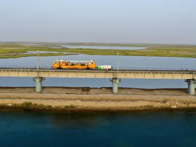 Foto drone menunjukkan sebuah lokomotif perbaikan rel (railgrinder) untuk memperbaiki ketidakteraturan pada rel di jalur kereta api Golmud-Korla di Daerah Otonom Uighur Xinjiang, China, 14 Juli 2020. Jalur ini menurut jadwal pengoperasiannya akan dimulai pada 30 Oktober 2020. (Xinhua/Ding Lei)