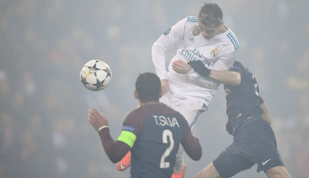 Pemain Real Madrid, Cristiano Ronaldo mencetak gol ke gawang PSG pada leg kedua babak 16 besar Liga Champions di Stadion Parc des Princes, Rabu (7/3). Mencetak gol di menit 51, Ronaldo mencatatkan rekor baru di ajang Liga Champions. (FRANCK FIFE/AFP)