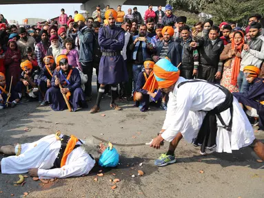 Prajurit Sikh India menampilkan keterampilan bela diri tradisional selama prosesi keagamaan menjelang ulang tahun kelahiran Guru Gobind Singh di Jammu, India (2/1). Guru Gobind Singh, adalah guru Sikh kesepuluh. (AP Photo / Channi Anand)