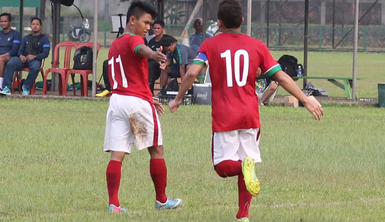 Ekspresi kapten Timnas Indonesia U16, Egi Maulana, sesaat setelah mencetak gol pertama dalam ujicoba melawan Jepang U16 di Lapangan Padepokan Voli Indonesia di Sentul, Bogor, Jawa Barat. 