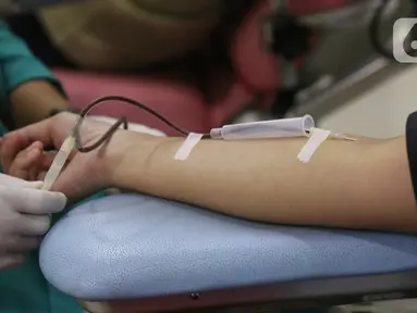 Petugas melakukan pengambilan darah pendonor di PMI Kota Tangerang, Sabtu (12/3/2022). Stok darah di PMI kota Tangerang menjelang bulan puasa atau Ramadhan masih aman dalam beberapa hari ke depan. (Liputan6.com/Angga Yuniar)