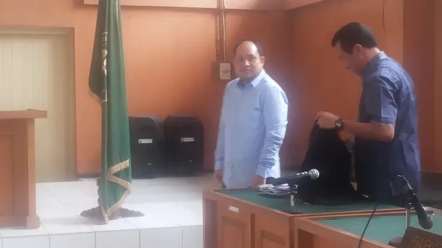 Bupati Banyuasin non aktif, Yan Anton Ferdian beranjak keluar ruang sidang (Liputan6.com/Nefri Inge)