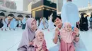 Anisa Rahma dan suaminya mengajak dua putri kembarnya untuk umrah. Kedua putrinya tersebut tampil menggemaskan dengan baju muslim pink. [@anisarahma_12]