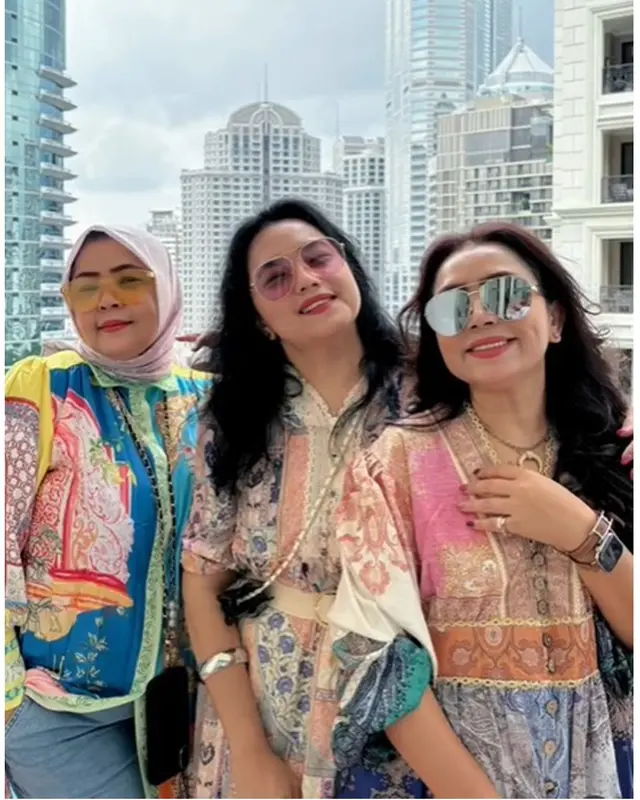 Tampil cantik awet muda di usia 54 tahun, begini 6 potret kompak Mayangsari dan saudara perempuannya