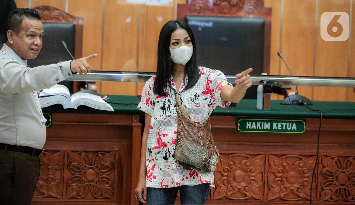 Aktris Nirina Zubir (kanan) berbincang saat menghadiri sidang lanjutan kasus mafia tanah di Pengadilan Negeri Jakarta Barat, Jakarta, Selasa (7/6/2022). Dua aset tanah kosong telah dijual oleh Riri Khasmita, sedangkan empat aset tanah dengan bangunan telah diagunkan ke bank. (Liputan6.com/Faizal Fanani)