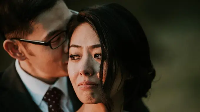 Kisah di Balik Foto Pengantin Berderai Air Mata yang Sedang Viral