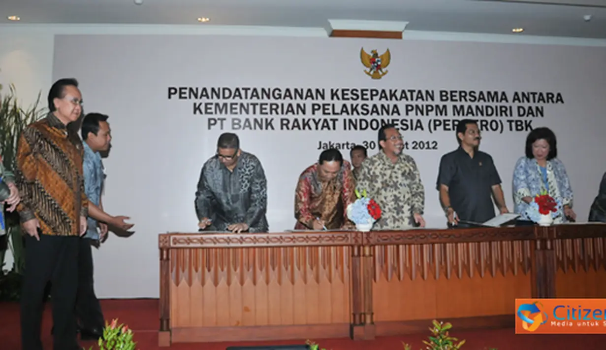 Citizen6, Jakarta: Menko Kesra Agung Laksono dan MKP Sharif C Sutardjo hadir dan menyaksikan aara Penandatanganan Naskah Kesepakatan Bersama antara Kementerian Pelaksanan PNPM Mandiri dengan Bank BRI di Gedunda Bhakti, Jakarta. (Pengirim: Efrimal Bahri)