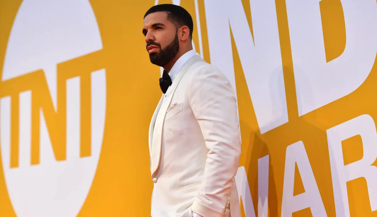 Pembawa acara yang juga seorang musisi, Drake, berpose saat melintasi karpet merah NBA Awards 2017 di Basketball City, New York, Senin, (26/6/2017). (NBAE via Getty Images/Jesse D Garrabrant)