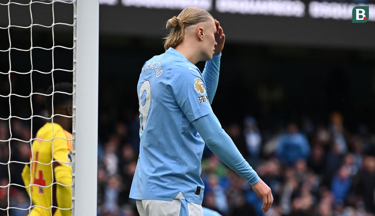 Reaksi kecewa pemain Manchester City, Erling Haaland setelah gagal mencetak gol ke gawang Manchester United pada laga lanjutan Liga Inggris 2023/2024 di Etihad Stadium, Manchester, Inggris, Minggu (03/03/2024) WIB. (AFP/Paul Ellis)