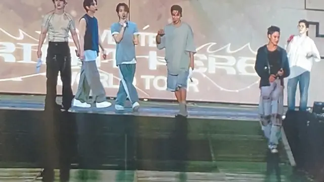 Outfit Member SEVENTEEN saat Konser Right Here Jakarta. dok. Anisha//Fimela