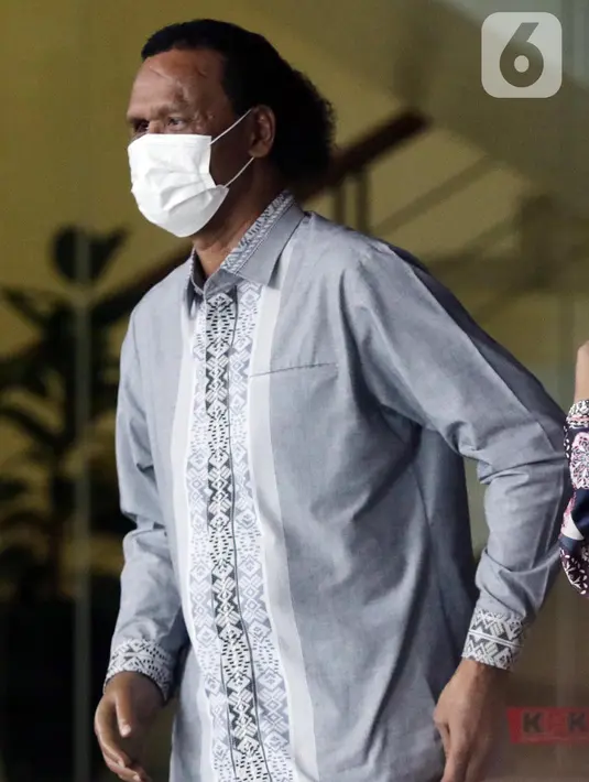 Tenaga Ahli PD Pasar Jaya, Rosario de Marshall alias Hercules usai menjalani pemeriksaan di Gedung Merah Putih Komisi Pemberantasan Korupsi (KPK), Jakarta, Kamis (19/1/2023). Rosario de Marshall alias Hercules memenuhi panggilan KPK sebagai saksi di kasus suap penanganan perkara di Mahkamah Agung (MA). Hercules diperiksa dalam kapasitas sebagai tenaga ahli PD Pasar Jaya. (Liputan6.com/Helmi Fithriansyah)